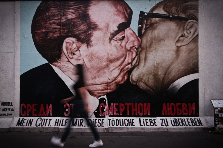 berlin wall fraternal kiss